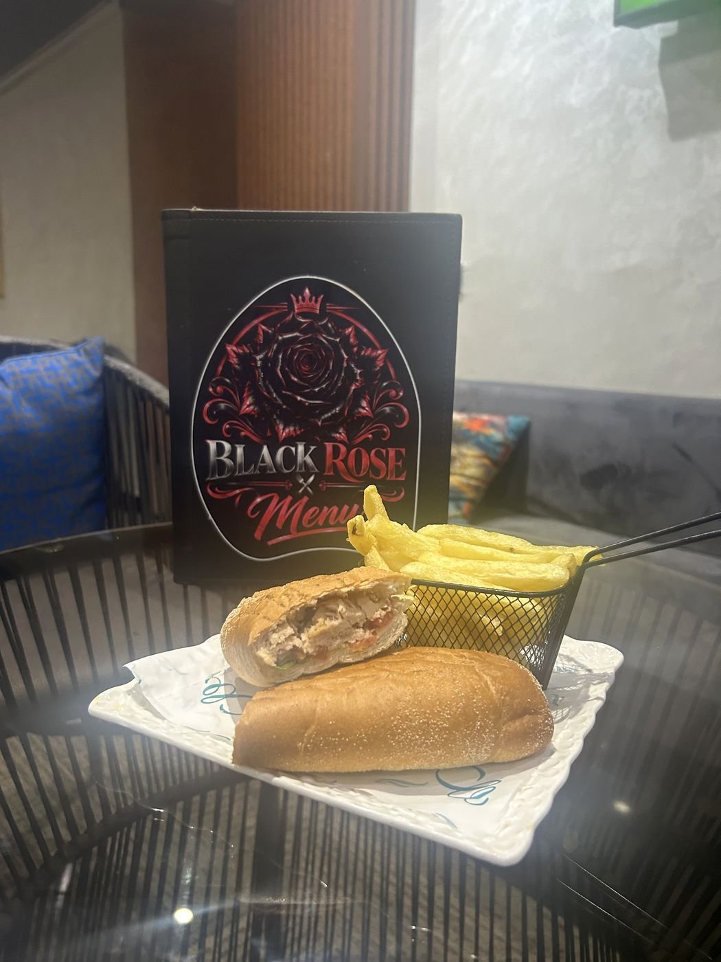 Sandwich et frites, The Black Rose Marrakech